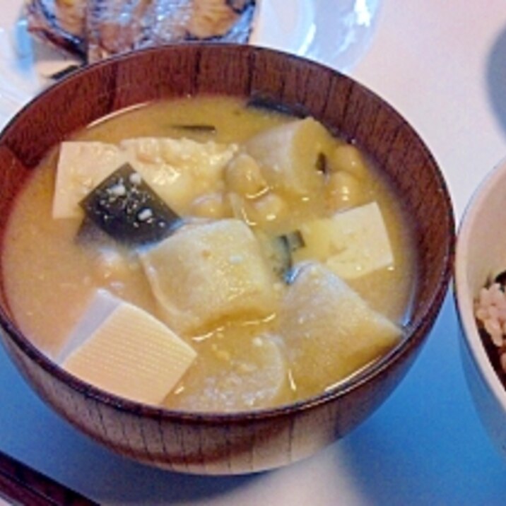 木綿豆腐と麩の赤味噌汁